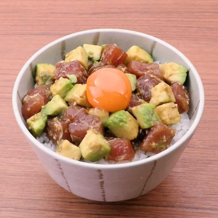 マグロとアボカドの漬け丼