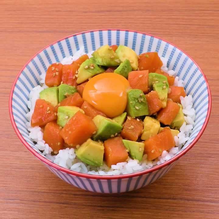 サーモンとアボカドの漬け丼