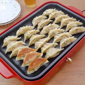 「ホットプレートで焼き餃子」のレシピ動画