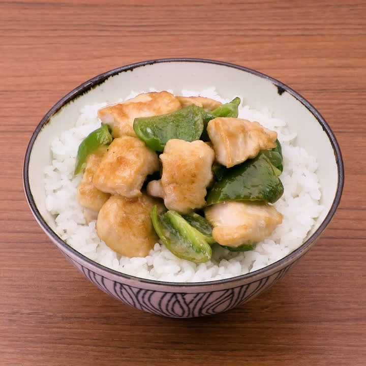 お昼ごはんにぴったり！ 鶏肉とピーマンのマヨポン酢丼のレシピ動画・作り方 | デリッシュキッチン