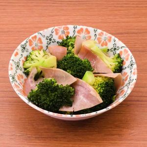 ブロッコリーとハムのポン酢サラダ