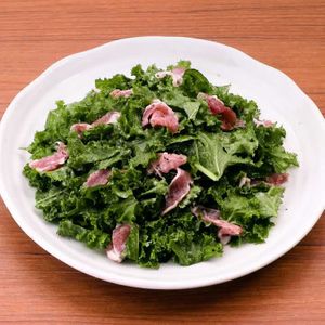 「ケールと生ハムのフレンチサラダ」のレシピ動画