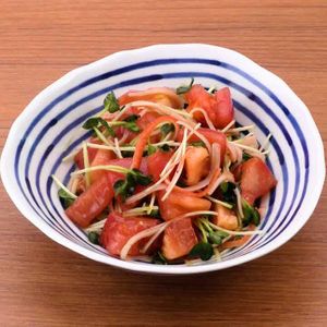 「トマトとかにかまぼこの和風サラダ」のレシピ動画