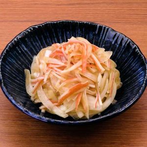 玉ねぎとかにかまぼこのポン酢サラダ