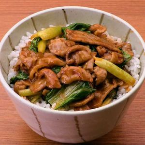 「豚肉と小松菜のケチャップ丼」のレシピ動画