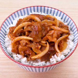 豚肉と玉ねぎのケチャップ丼