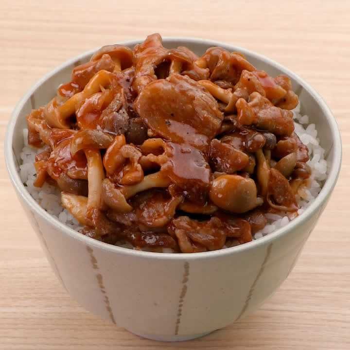豚肉としめじのケチャップ丼