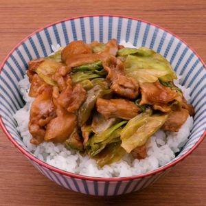 豚肉とレタスのケチャップ丼