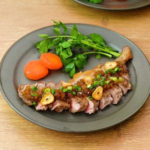 「牛肉のステーキ玉ねぎにんにくソース」のレシピ動画