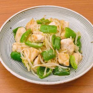 鶏むね肉ともやしのねぎ塩炒め