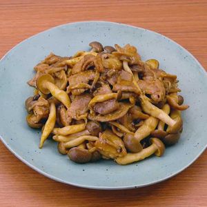 「豚肉としめじのカレー炒め」のレシピ動画