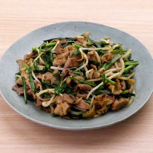 「豚こまとにらのカレー炒め」のレシピ動画