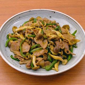 「豚肉とピーマンとしめじのカレー炒め」のレシピ動画