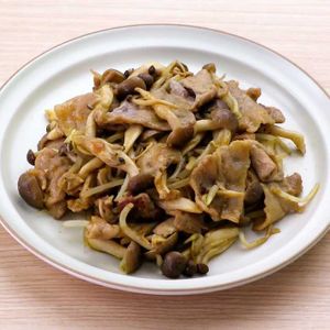 「豚こまときのこのカレー炒め」のレシピ動画