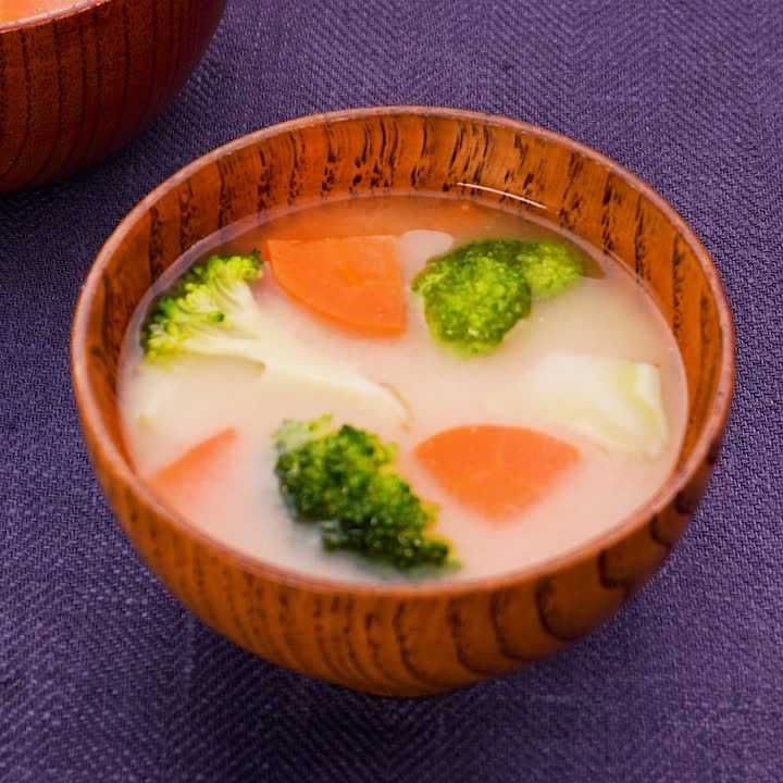 ブロッコリーとにんじんの味噌汁