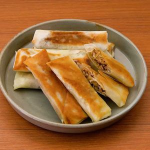 ひき肉としいたけの焼き春巻き