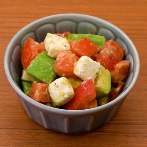 「アボカドとトマトのチーズサラダ」のレシピ動画