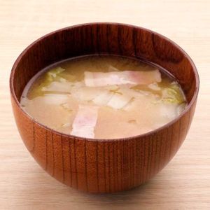 「白菜とベーコンの味噌汁」のレシピ動画