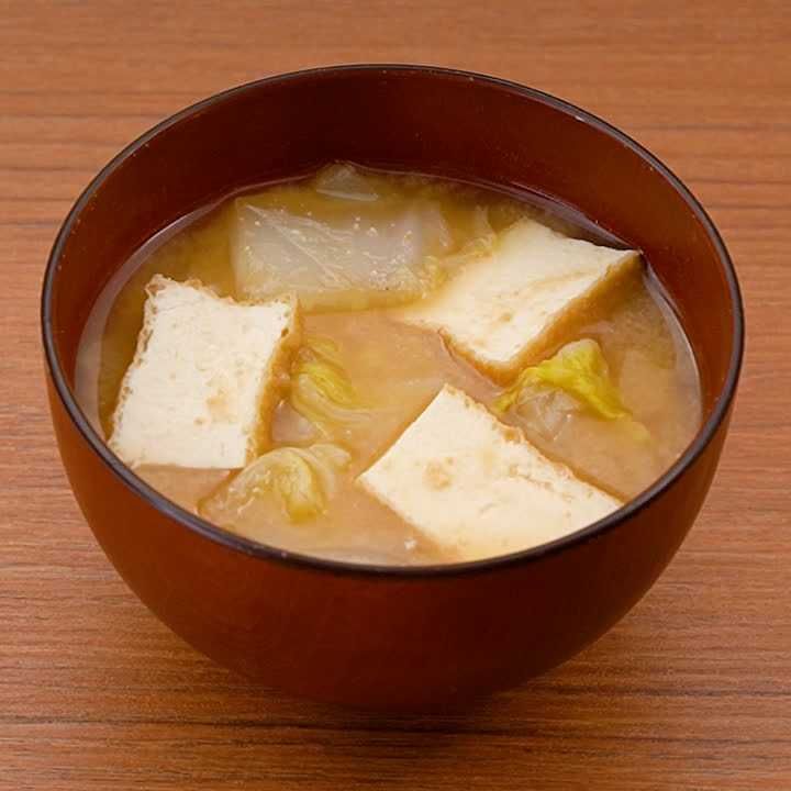 厚揚げと白菜の味噌汁