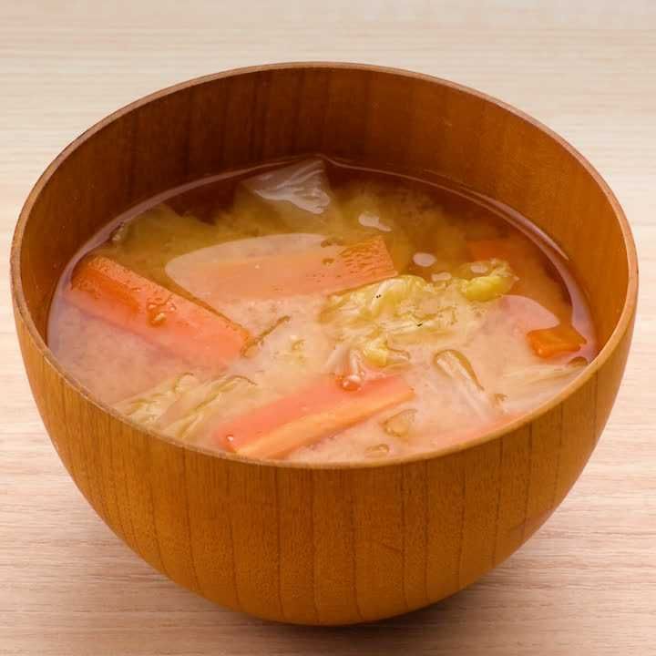 白菜とにんじんの味噌汁