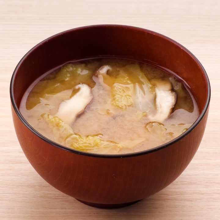 白菜としいたけの味噌汁