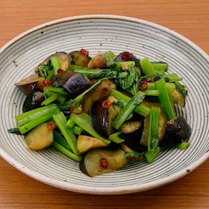 「なすと小松菜の甘辛炒め」のレシピ動画