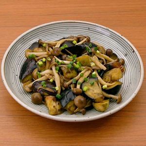 「なすとしめじの柚子胡椒炒め」のレシピ動画