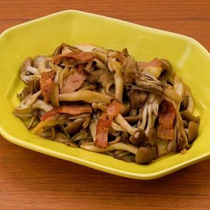 ベーコンとしめじのバターポン酢炒め