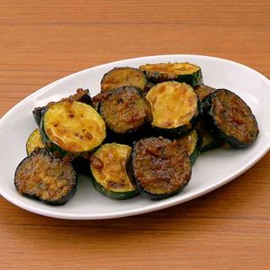 「なすとズッキーニのみそマヨ炒め」のレシピ動画