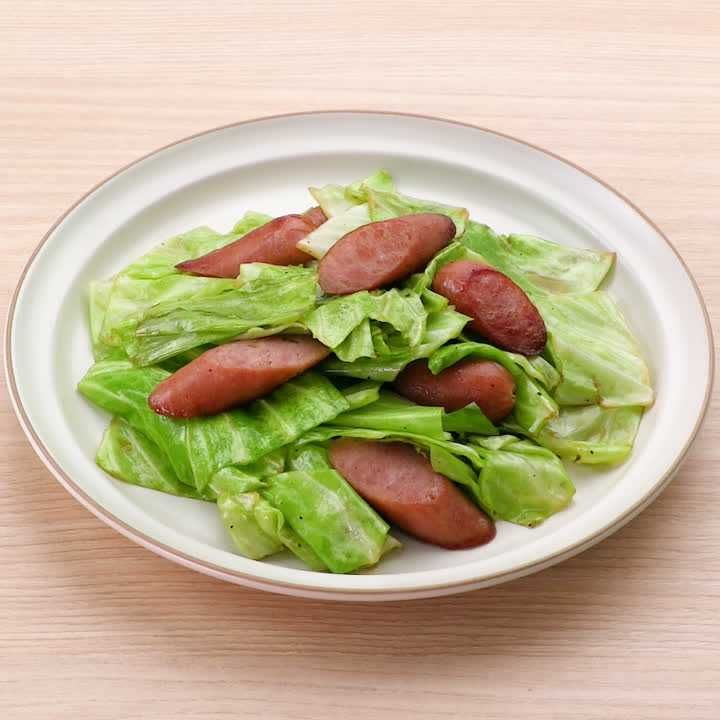 ソーセージとキャベツのコンソメ炒め