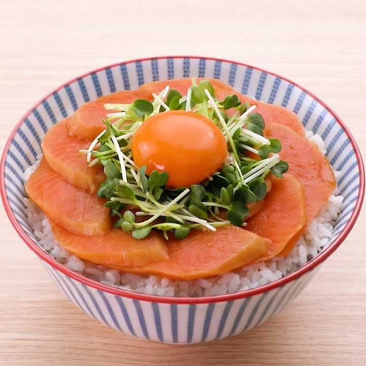 柚子胡椒風味のサーモン漬け丼