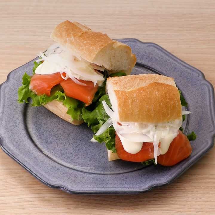 スモークサーモンサンドイッチ