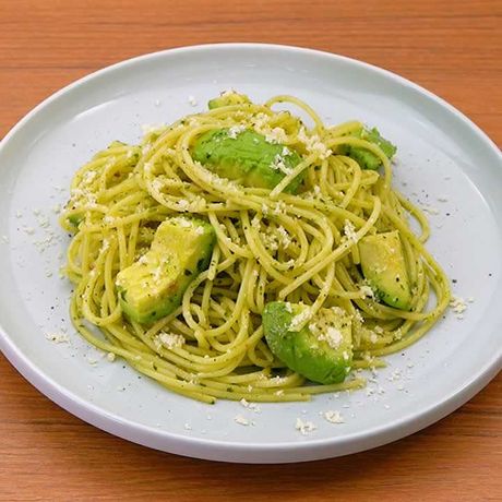 バジルが香る アボカドのジェノベーゼパスタのレシピ動画 作り方 Delish Kitchen