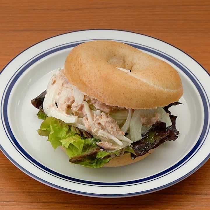 朝ごはんにぴったり ツナと玉ねぎのベーグルサンドのレシピ動画 作り方 Delish Kitchen