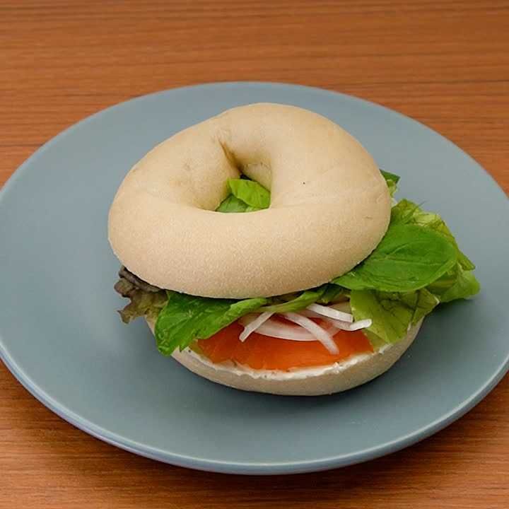 サーモンとクリームチーズのベーグルサンド