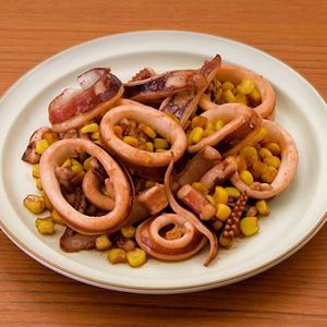 「イカとコーンのバター醤油炒め」のレシピ動画