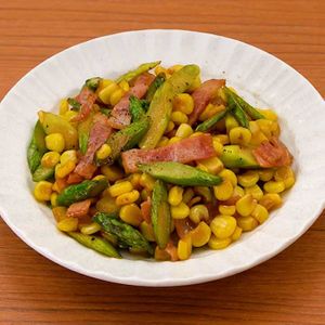 アスパラとベーコンのバターコーン炒め