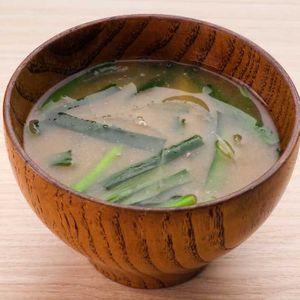 「玉ねぎとニラの味噌汁」のレシピ動画