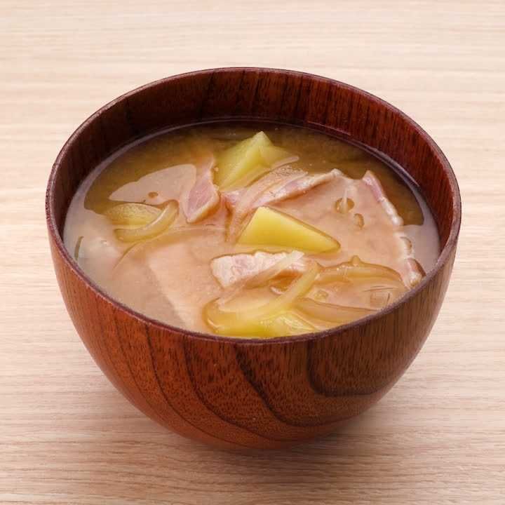 ベーコンとじゃがいもの味噌汁