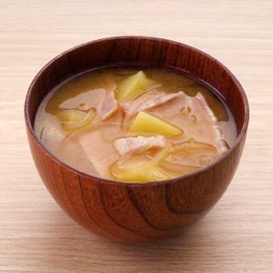 「ベーコンとじゃがいもの味噌汁」のレシピ動画