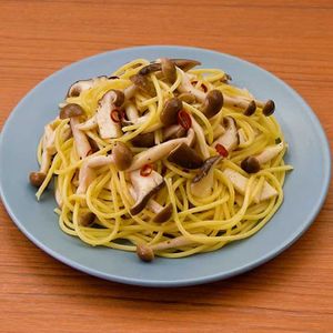 アンチョビときのこのオイルパスタ
