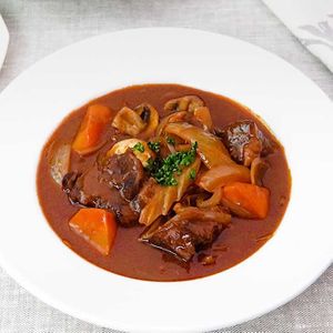 「牛肉と野菜の赤ワイン煮込み」のレシピ動画