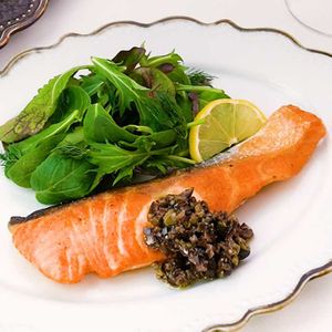 「サーモンのソテーオリーブソース」のレシピ動画