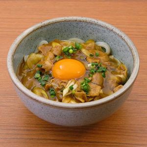「釜玉カレーうどん」のレシピ動画