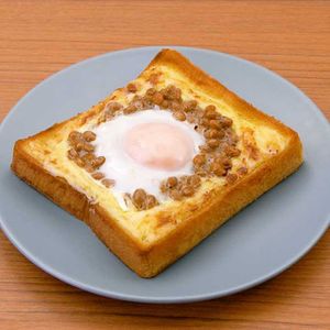 とろとろ卵の納豆トースト