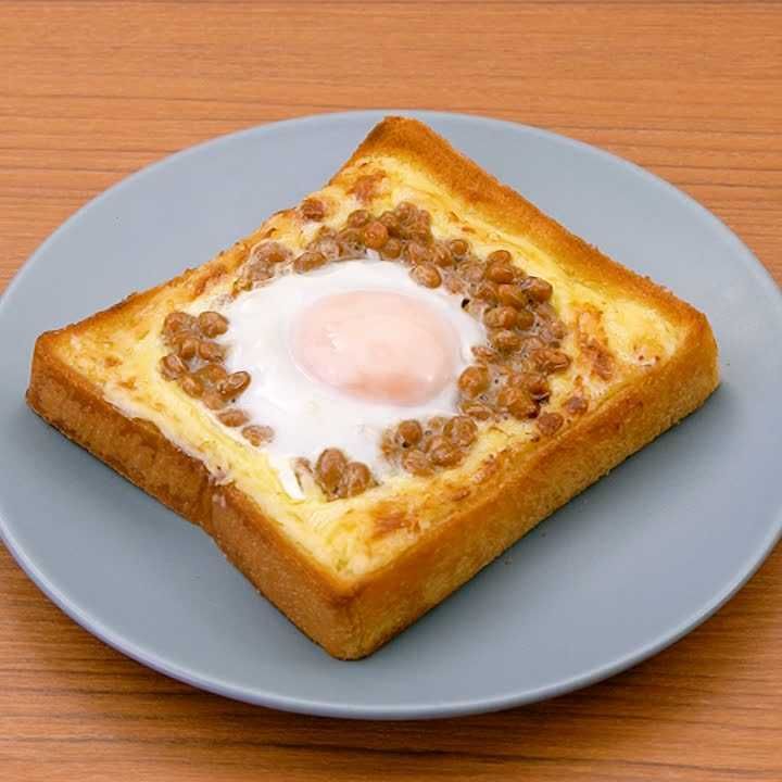 とろとろ卵の納豆トースト