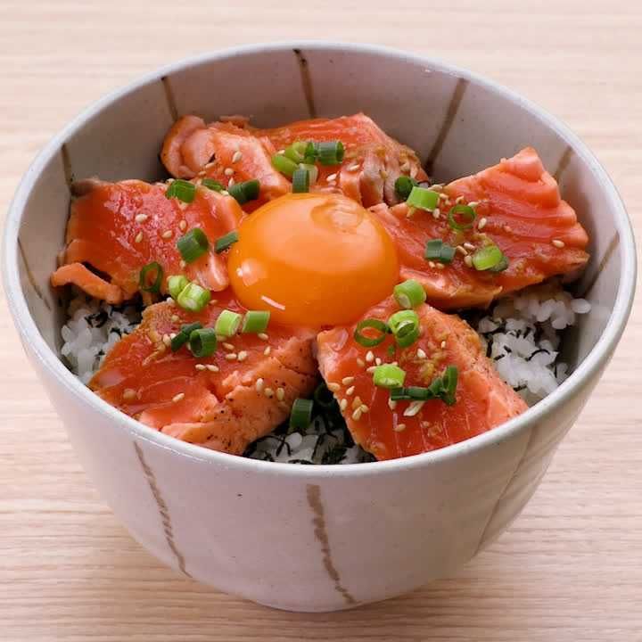 あぶりサーモン丼