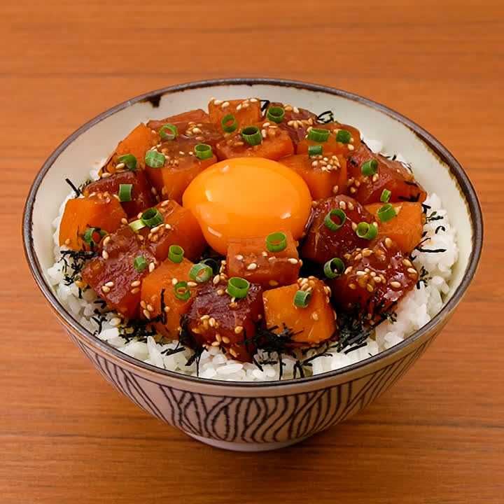マグロとサーモンのユッケ丼