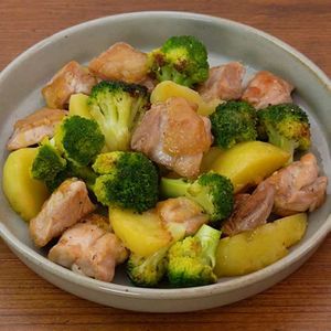 鶏肉とじゃがいもの塩バター炒め