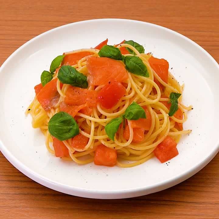スモークサーモンとバジルの冷製パスタ